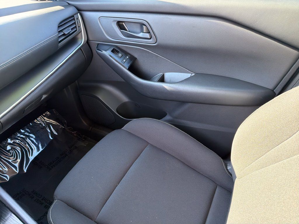 Used 2025 Nissan Rogue S AWD/4WD image 29