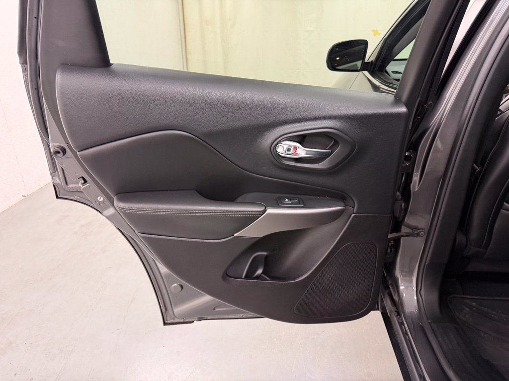 Used 2019 Jeep Cherokee Limited AWD/4WD image 15