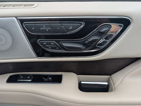 Used 2021 Lincoln Navigator Reserve w/ Luxury Package RWD image 18