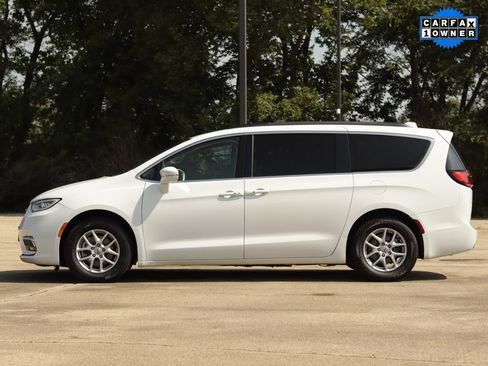 Used 2022 Chrysler Pacifica Touring-L FWD image 4