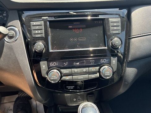 Used 2018 Nissan Rogue SV AWD/4WD image 18