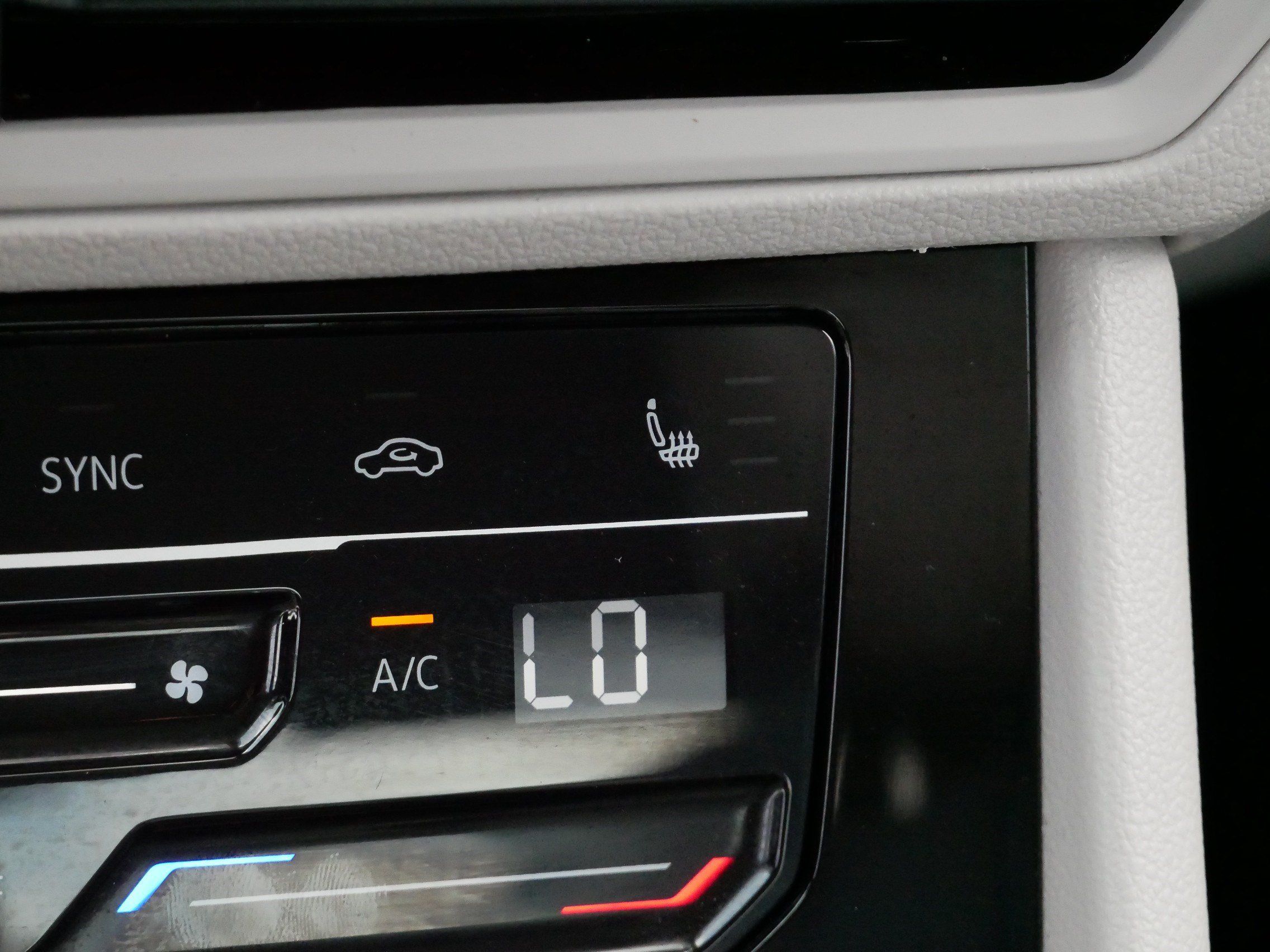 Certified 2025 Volkswagen Jetta SE w/ Sunroof Package FWD image 29