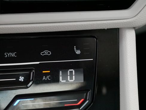 Used 2025 Volkswagen Jetta SE w/ Sunroof Package FWD image 29