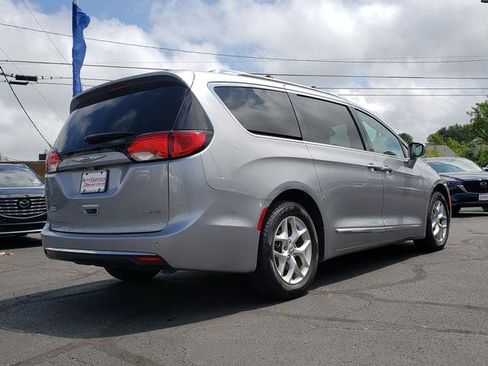 Used 2020 Chrysler Pacifica Limited w/ 8-pass Seating Package FWD image 7
