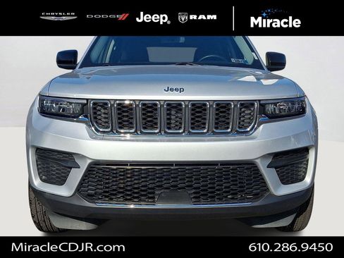 Certified 2023 Jeep Grand Cherokee Laredo image 2