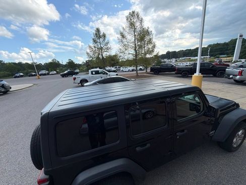 Used 2018 Jeep Wrangler Unlimited Sport S AWD/4WD image 9