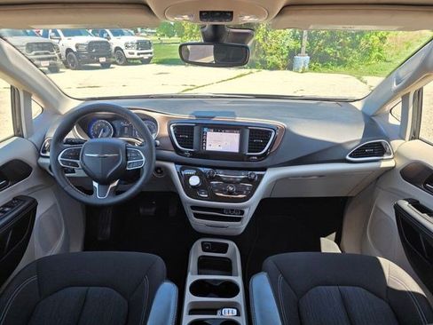 Used 2023 Chrysler Voyager LX FWD image 21