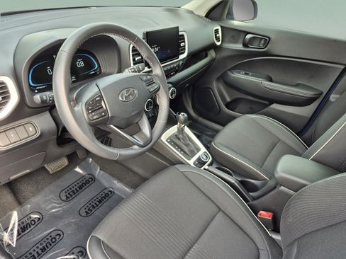 Certified 2025 Hyundai Venue Limited FWD image 17