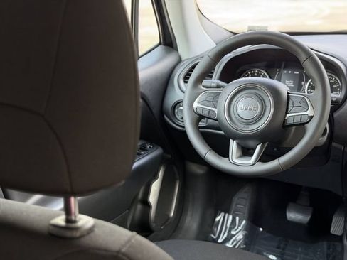Used 2023 Jeep Renegade Latitude AWD/4WD image 34