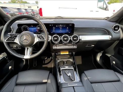 Used 2026 Mercedes-Benz GLB 250 4MATIC image 9