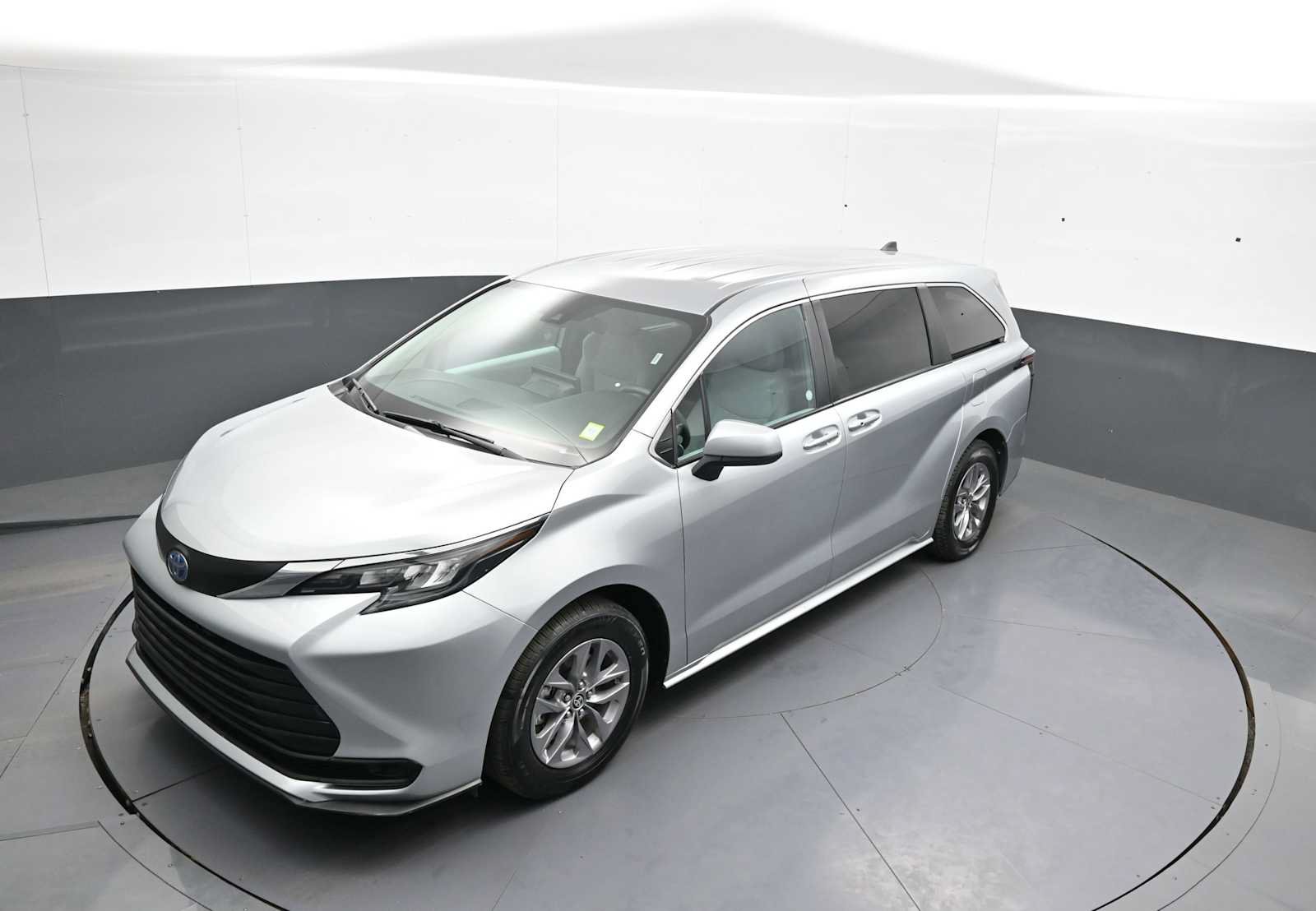 Used 2025 Toyota Sienna LE FWD image 34