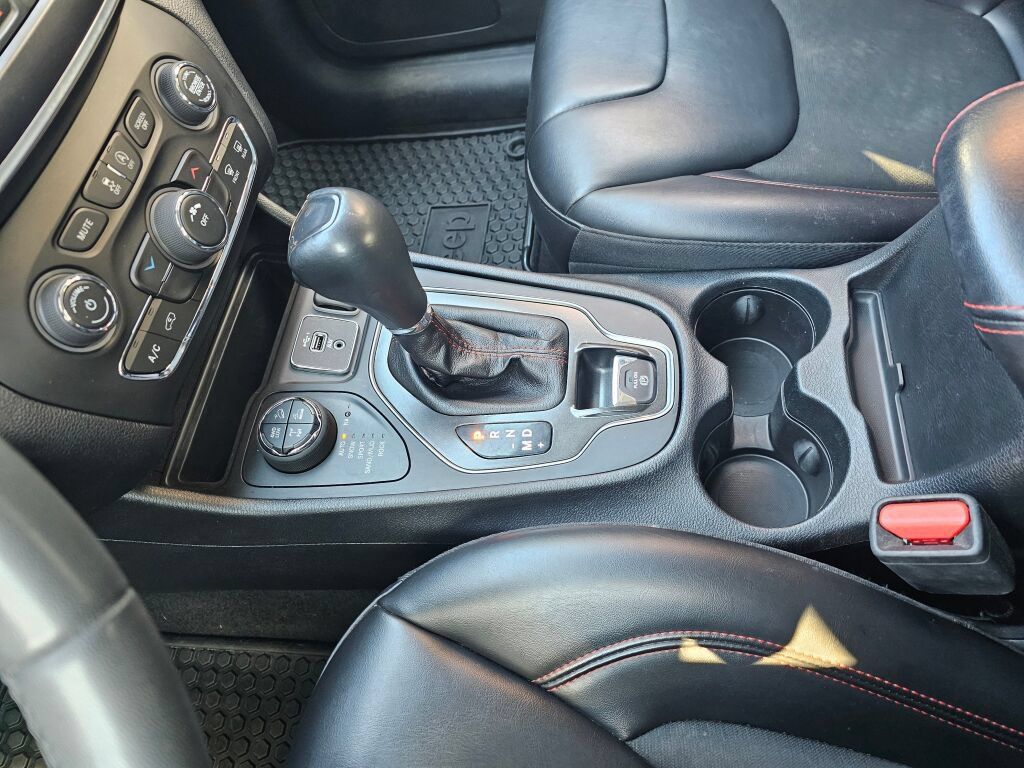 Used 2020 Jeep Cherokee Trailhawk AWD/4WD image 28
