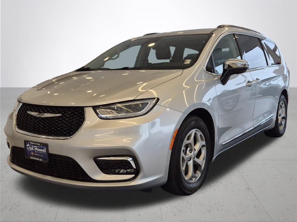 Used 2023 Chrysler Pacifica Limited FWD image 2
