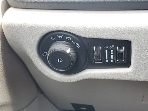 Used 2024 Chrysler Pacifica Touring-L FWD image 19