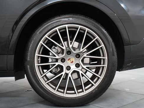 Used 2023 Porsche Cayenne Platinum Edition AWD/4WD image 33