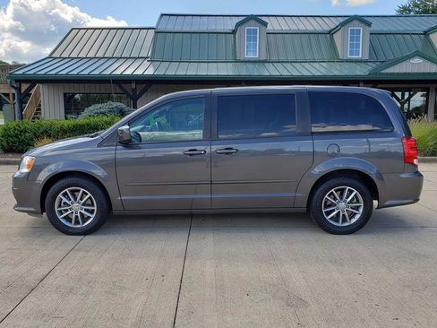 Used 2016 Dodge Grand Caravan SE image 2