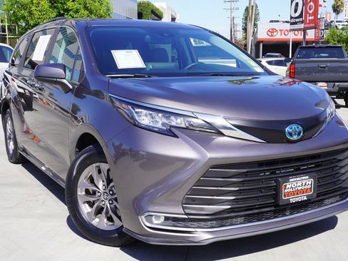 Certified 2023 Toyota Sienna XLE FWD image 2