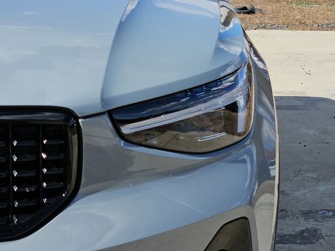 Used 2025 Volvo XC40 B5 Ultra w/ Climate Package image 9