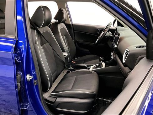Used 2024 Hyundai Venue Limited image 7