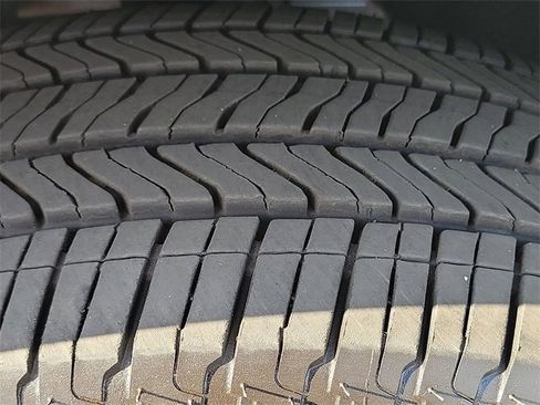 Used 2025 GMC Acadia Elevation image 28