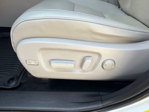 Used 2019 Toyota Highlander XLE AWD/4WD image 18