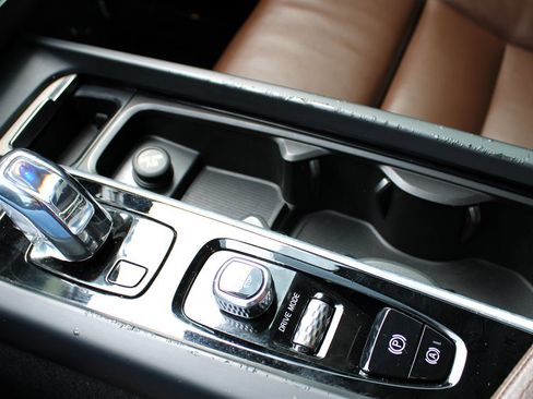 Used 2018 Volvo XC60 T8 Inscription w/ Advanced Package image 30