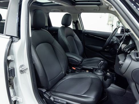 Used 2021 MINI Cooper 4-Door Hardtop image 26