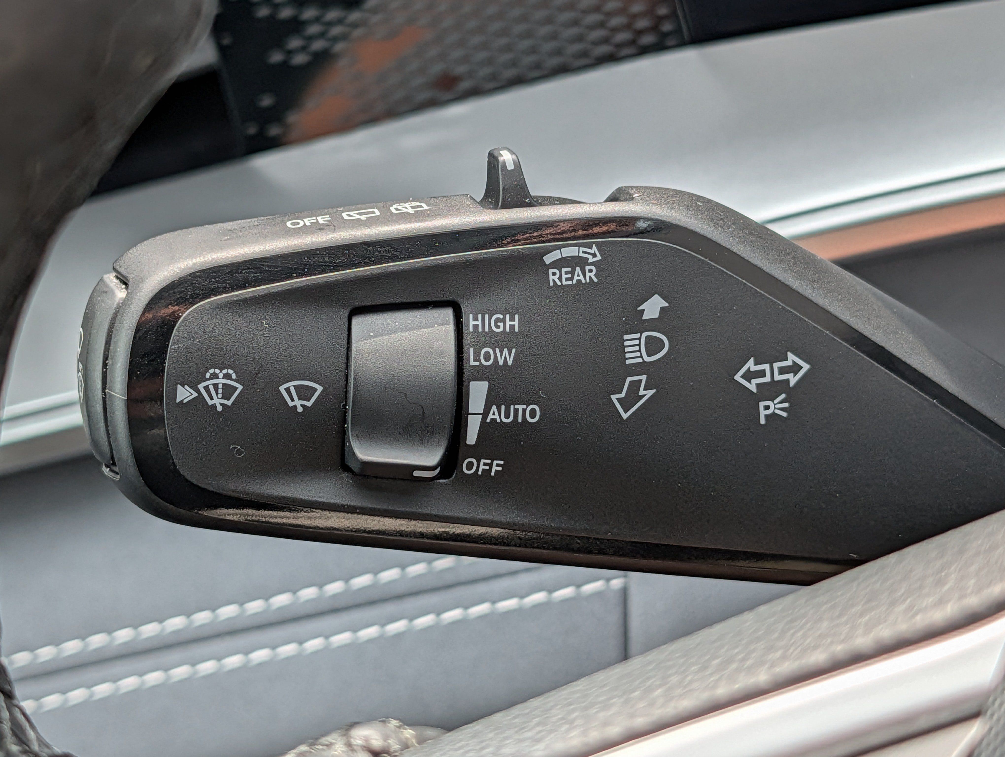 Certified 2025 Volkswagen Tiguan SE R-Line AWD/4WD image 28