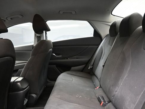 Certified 2025 Hyundai Elantra SE image 18