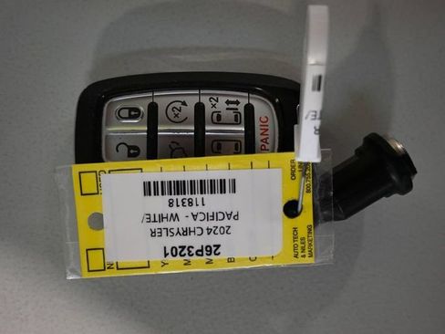 Used 2024 Chrysler Pacifica Limited FWD image 9