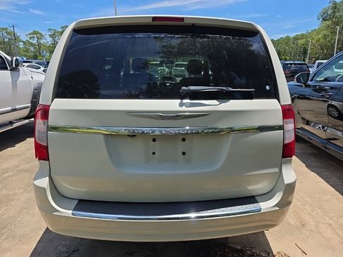 Used 2013 Chrysler Town & Country Touring FWD image 4
