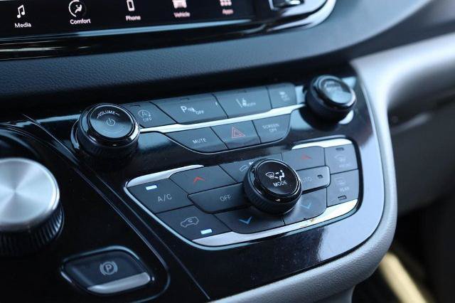Used 2024 Chrysler Pacifica Touring-L FWD image 15