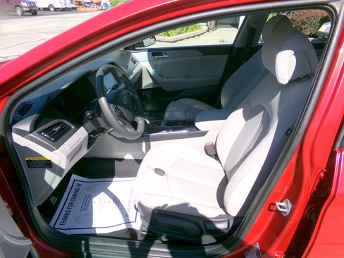 Used 2017 Hyundai Sonata SE w/ Cargo Package image 7