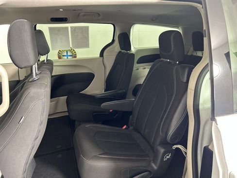 Used 2023 Chrysler Voyager LX image 13