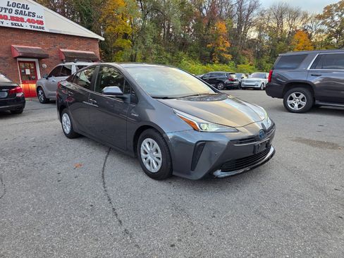 Used 2021 Toyota Prius LE image 3