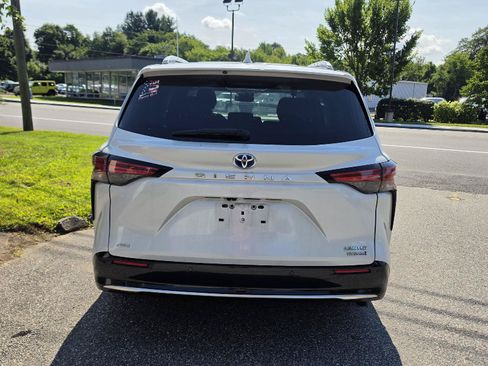 Used 2023 Toyota Sienna Limited AWD/4WD image 5