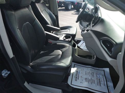 Used 2022 Chrysler Pacifica Touring-L image 30