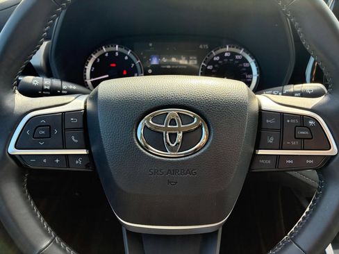 Used 2025 Toyota Highlander LE FWD image 24