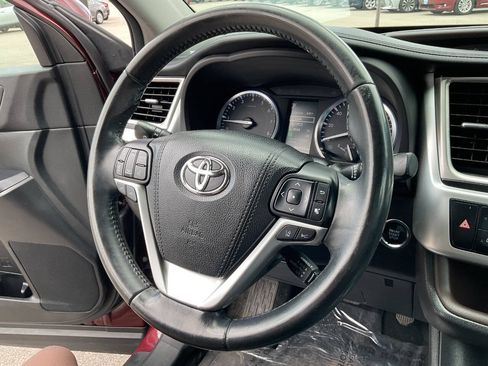 Used 2017 Toyota Highlander XLE AWD/4WD image 18