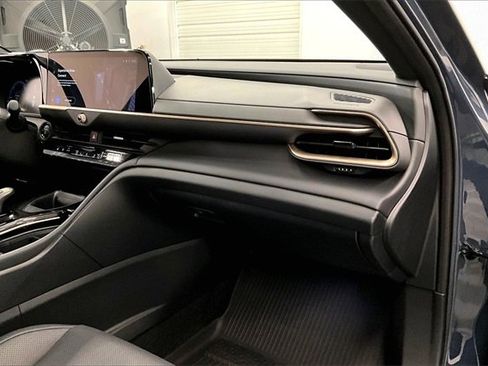 Used 2025 Toyota Crown Signia XLE image 16