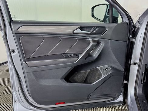 Used 2024 Volkswagen Tiguan SE image 10
