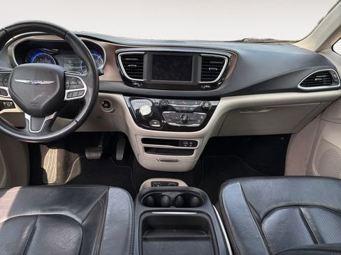 Used 2018 Chrysler Pacifica Touring-L FWD image 10