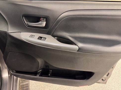 Used 2019 Toyota Sienna SE image 28