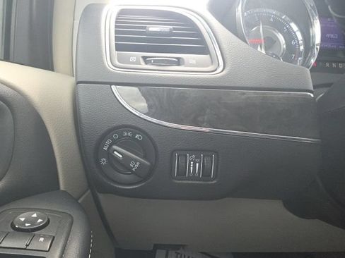 Used 2015 Chrysler Town & Country Touring w/ Driver Convenience Group FWD image 13