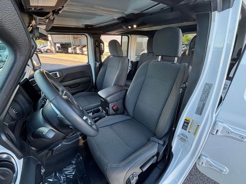 Used 2025 Jeep Wrangler Unlimited Sahara AWD/4WD image 36
