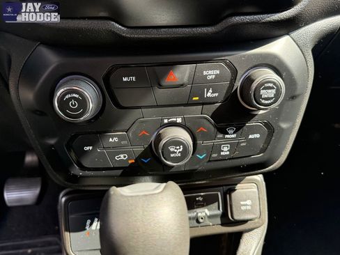 Used 2021 Jeep Renegade Latitude AWD/4WD image 21