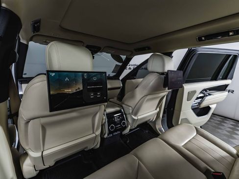 Used 2023 Land Rover Range Rover Long Wheelbase SE image 23