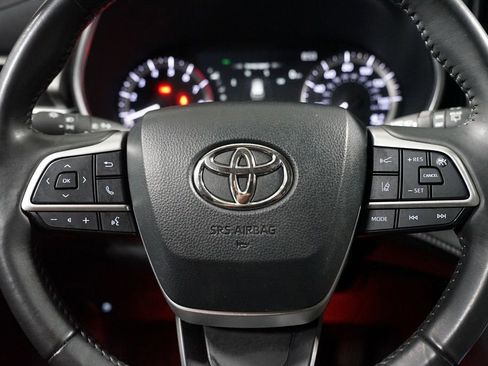 Used 2024 Toyota Highlander XLE image 12