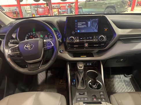 Used 2023 Toyota Highlander XLE AWD/4WD image 43