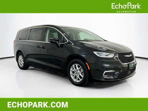 Used 2023 Chrysler Pacifica Touring-L FWD image 1